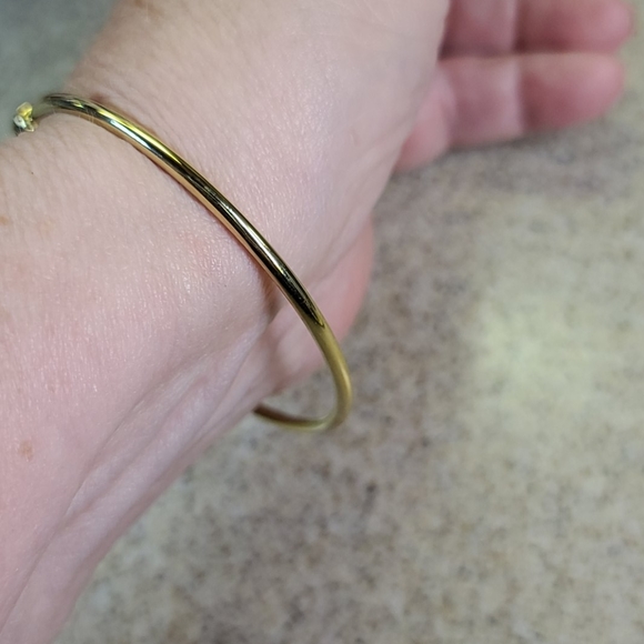 Bracelet gold tone with two beads. - Picture 4 of 7